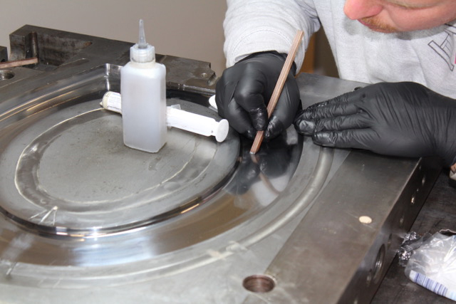 Detailansicht einer präzise polierten Werkzeugform mit klaren Geometrien